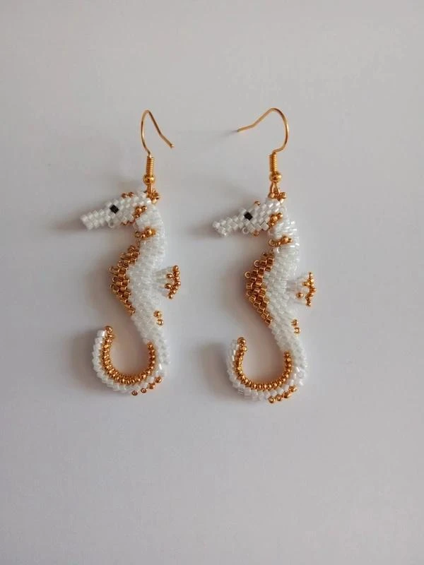 Boucles d'oreilles " hyppocampe" blanc et or en perles miyuki.